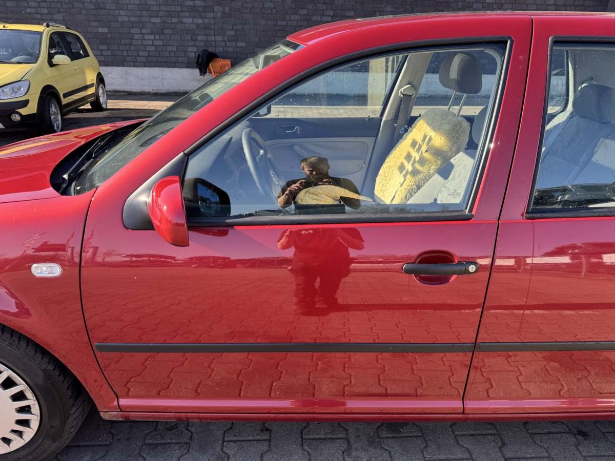 VW Golf 4 original T&uuml;r vorn links LC3K Canyonred 5-T&uuml;rer Rohbau Bj.2000